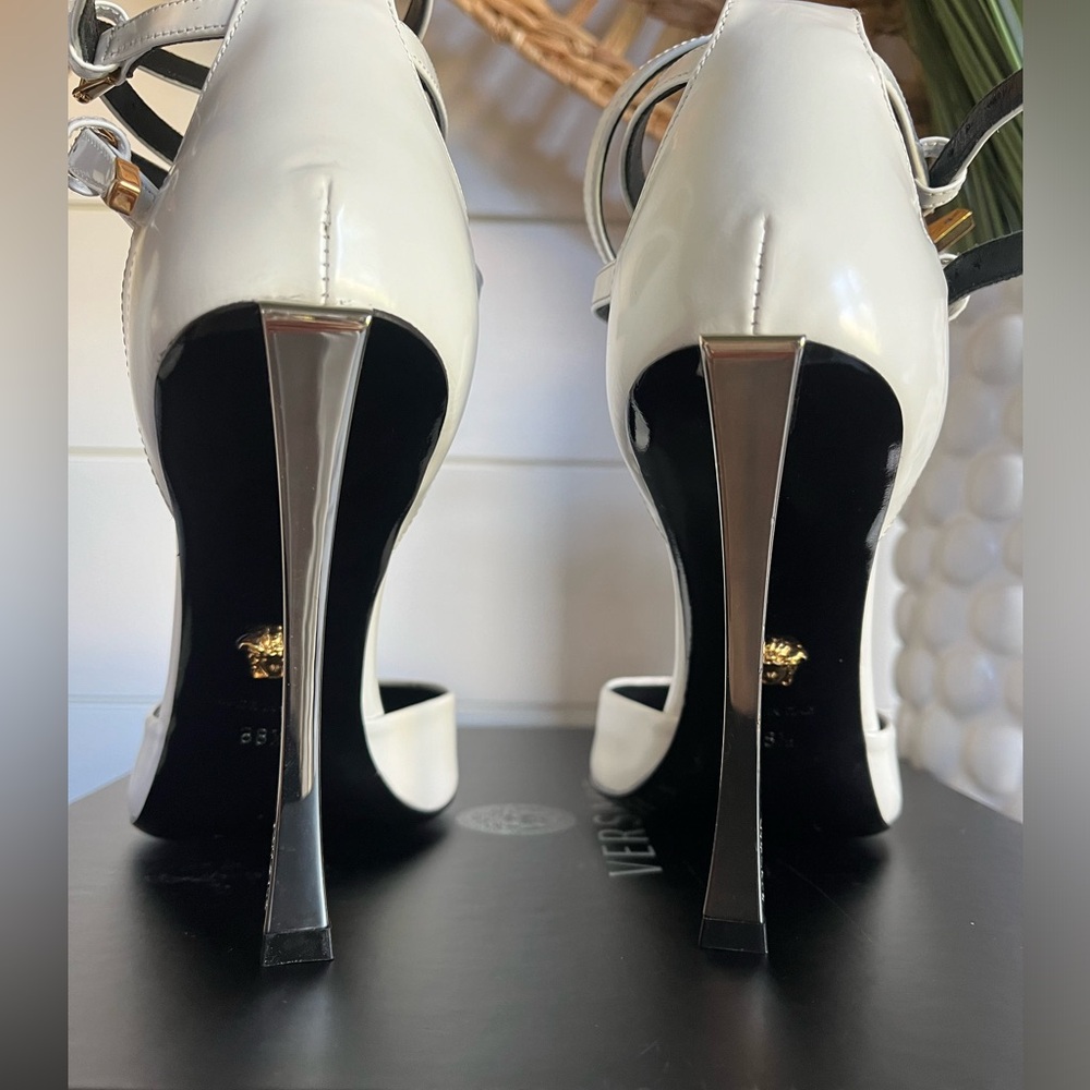 Versace Pin Point Glossed Pumps Sz 38.5 - Picture 7 of 8